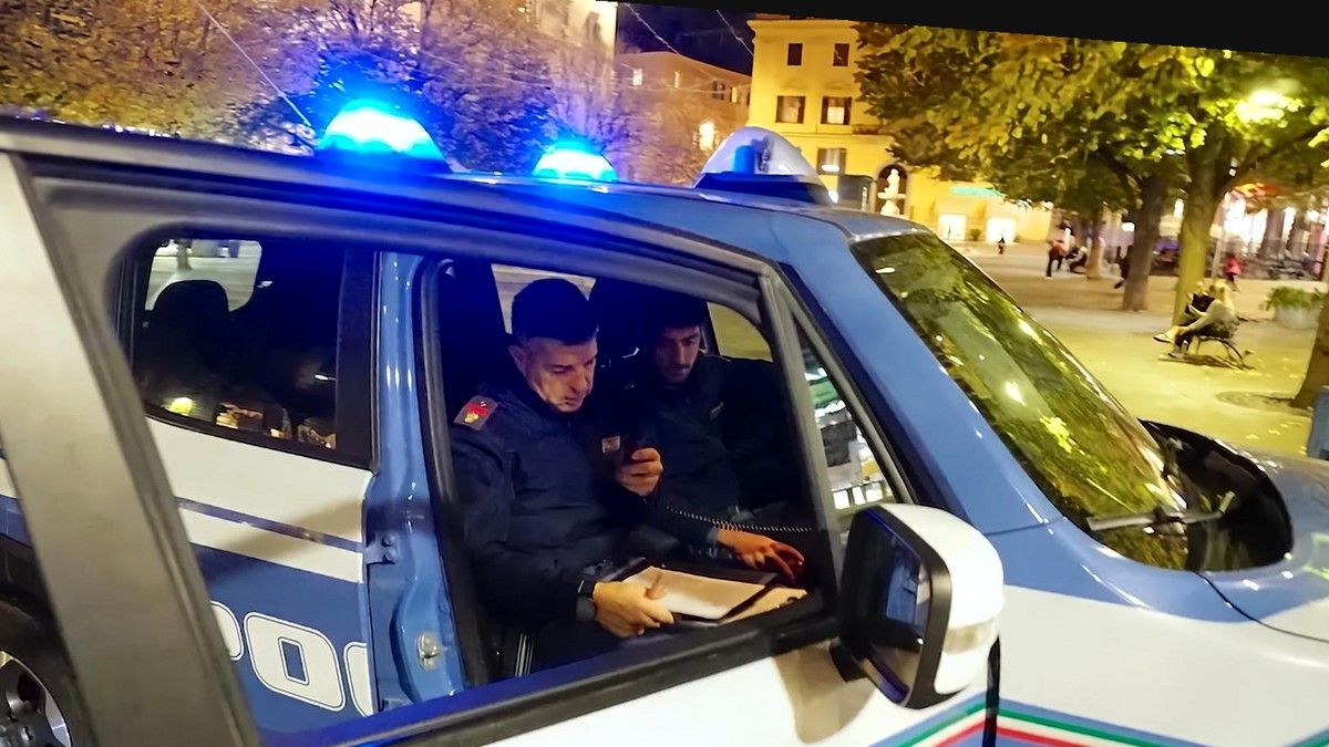Polizia di Stato, blitz a Pisa: pistola gettata dalla finestra e due fratelli arrestati