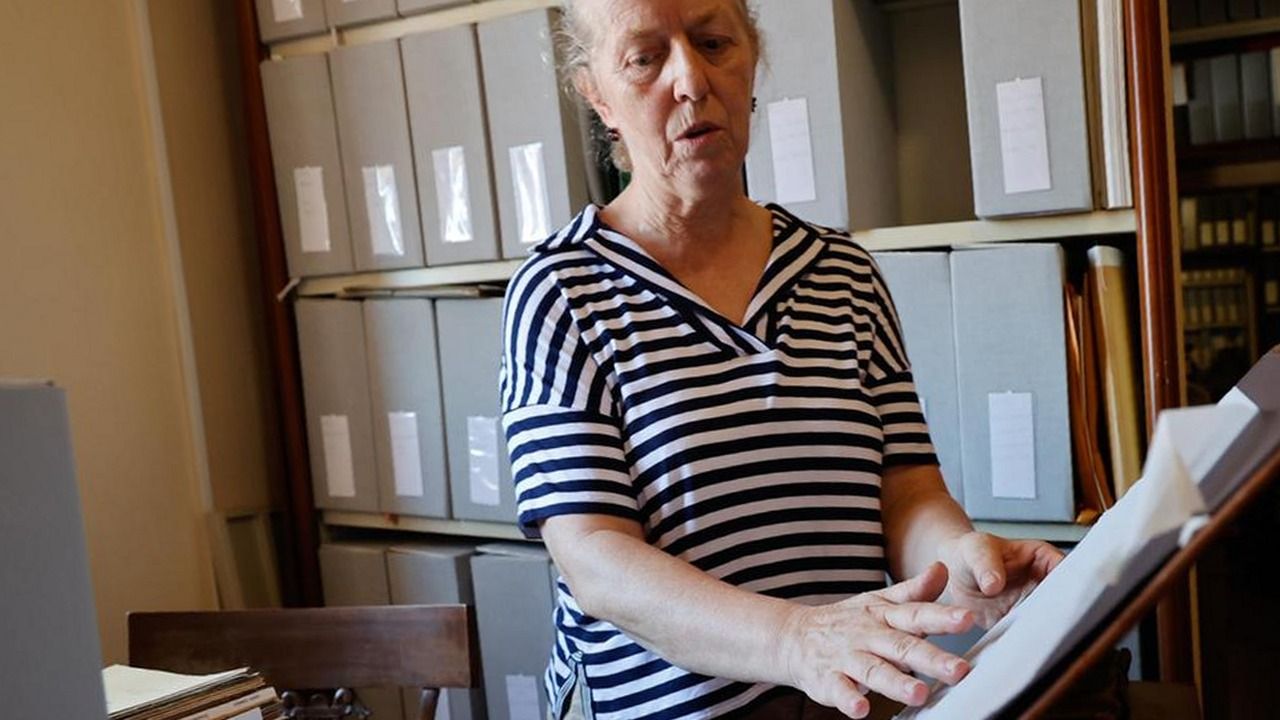 Archivista Maddalena Taglioli consulta documenti dell'Archivio Salviati alla Scuola Normale di Pisa