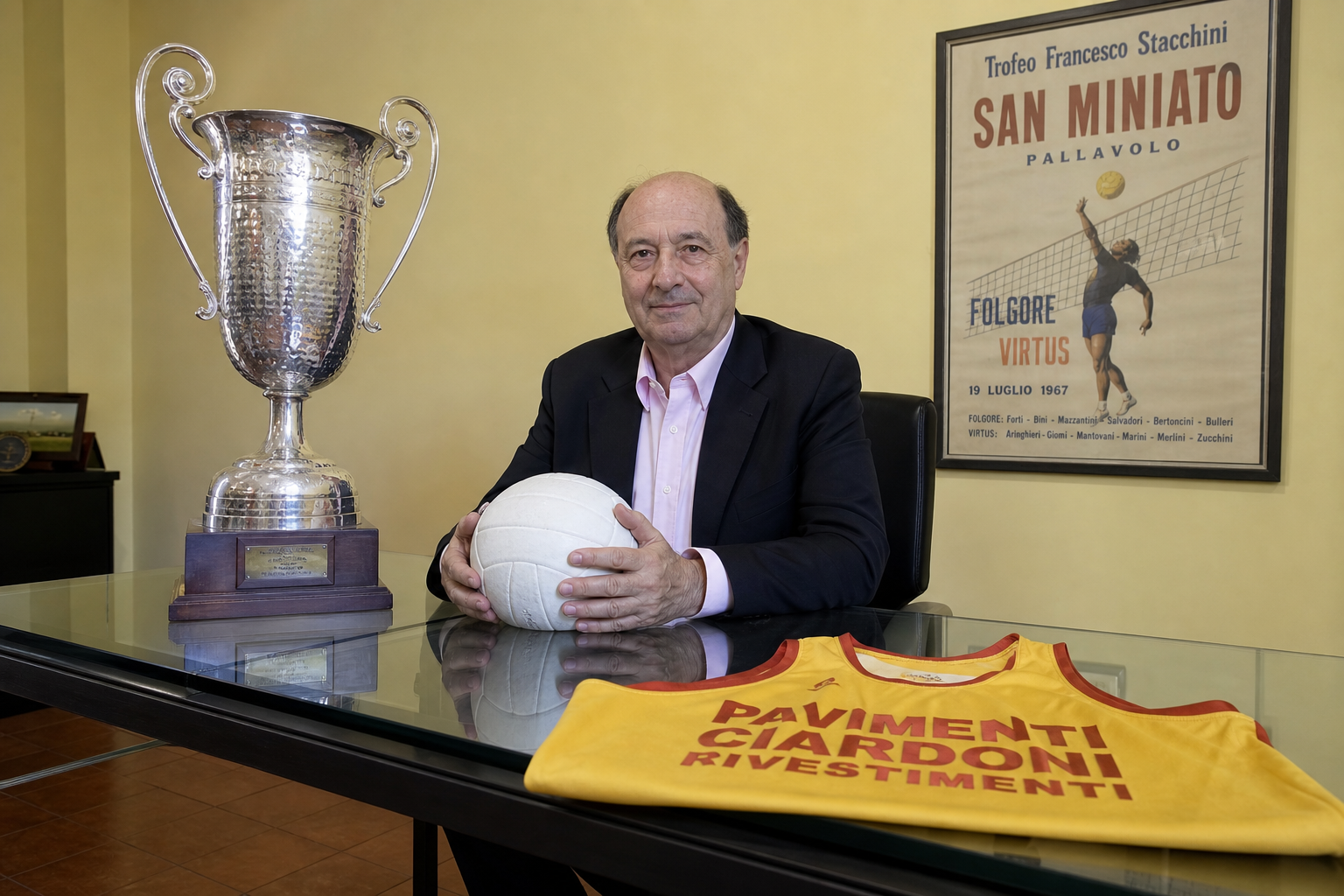 Ritratto legato al Premio Mario Maltinti e alla pallavolo a San Miniato, volley e trofeo sulla scrivania