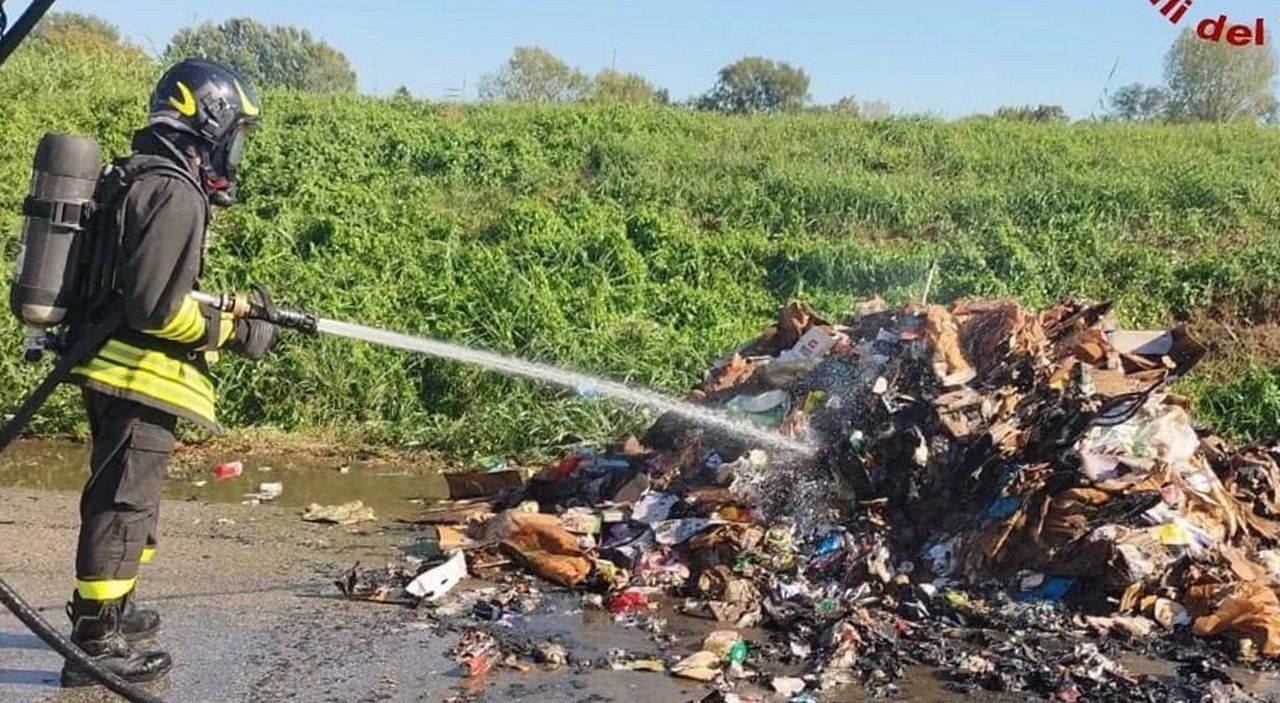 Vigile del fuoco spegne rogo di rifiuti/carta a Pisa