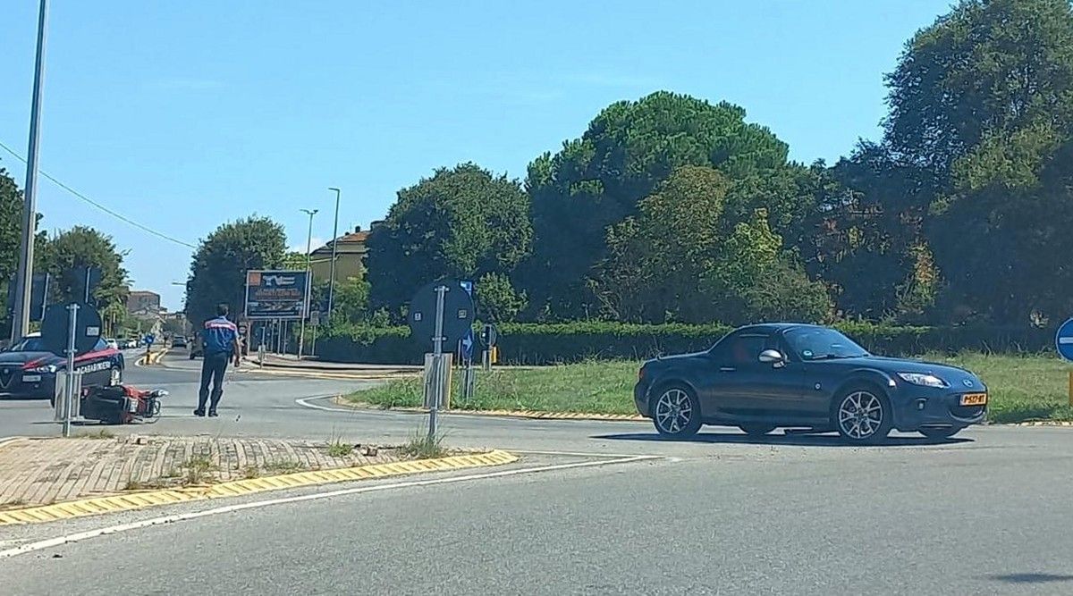 Pontedera, incidente alla rotonda Raco sulla Toscoromagnola: mezzi e Carabinieri sul posto