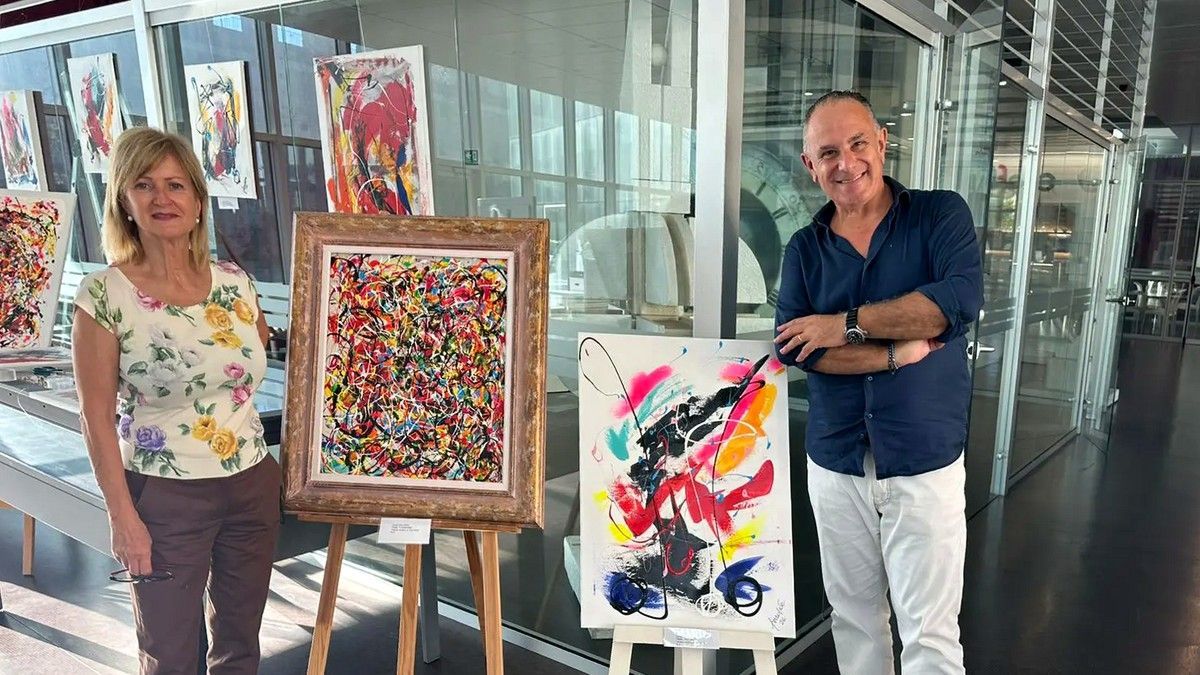 Piero Iafrate con la curatrice Monica Mariani alla mostra Omaggio a Jackson Pollock, Officine Garibaldi Pisa (nuova inquadratura)