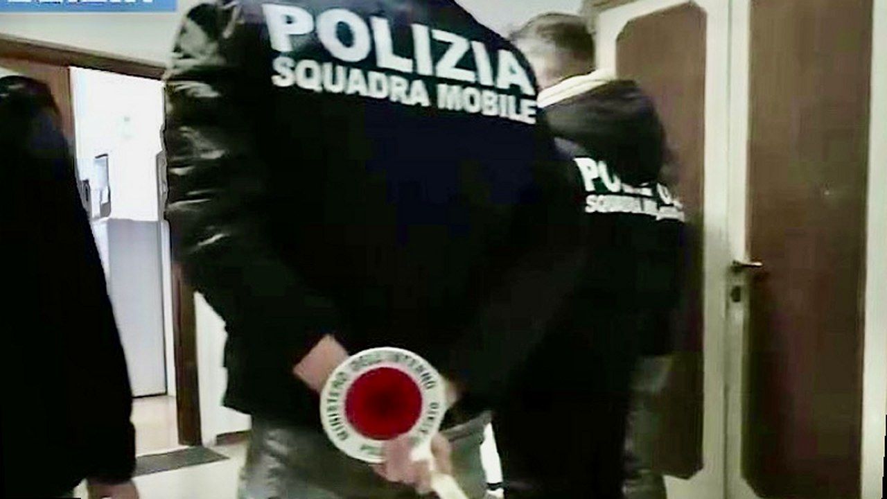 Agenti della Squadra Mobile della Polizia di Stato in un appartamento durante un intervento (nuova inquadratura)