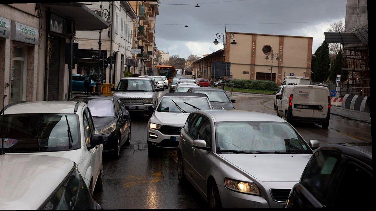 Ingorgo sotto la pioggia in centro a Pisa, nuova inquadratura