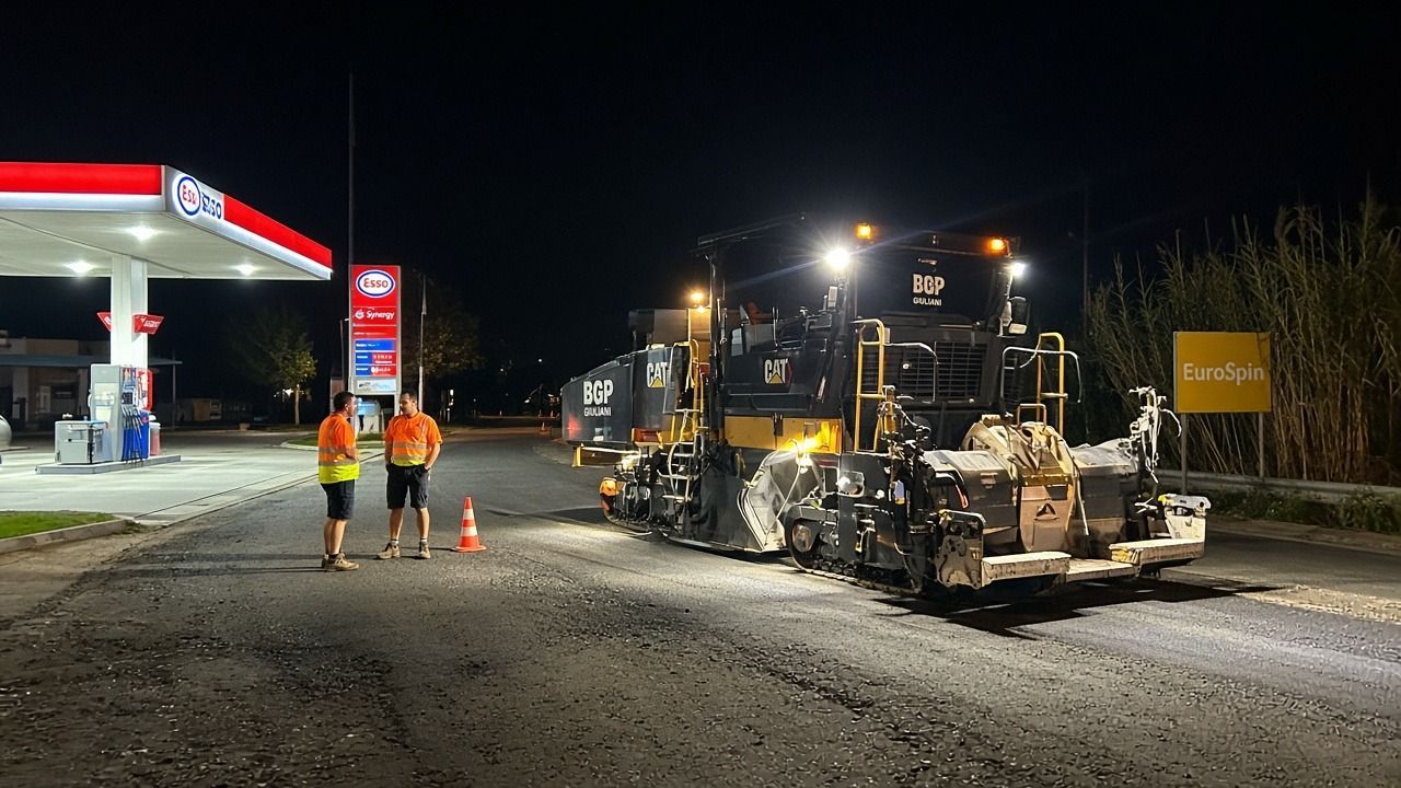 Cantiere notturno asfalti a Pisa con fresa BGP Giuliani, Esso e EuroSpin
