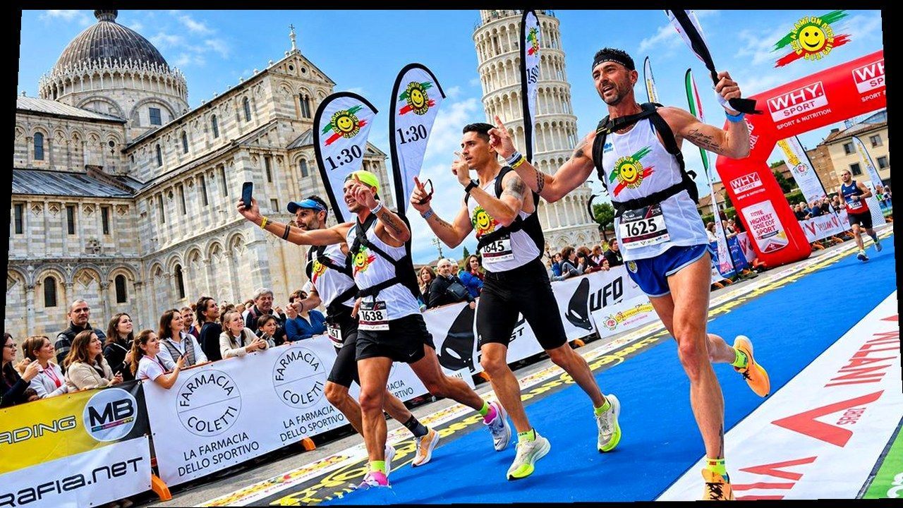 Runner Pisa Half Marathon verso Piazza dei Miracoli, inquadratura ricostruita
