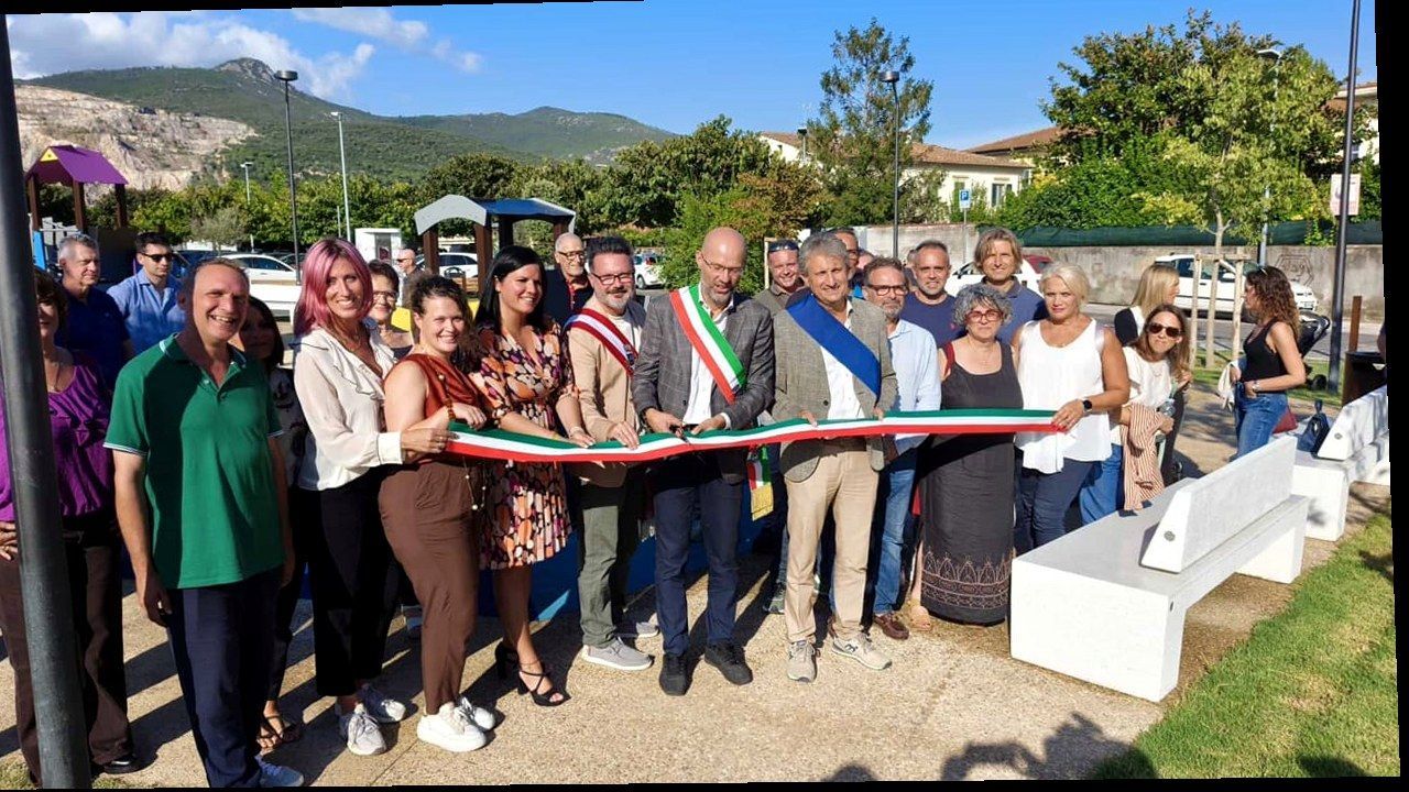 Cascina piazza Cacciamano taglio del nastro, inquadratura ricostruita