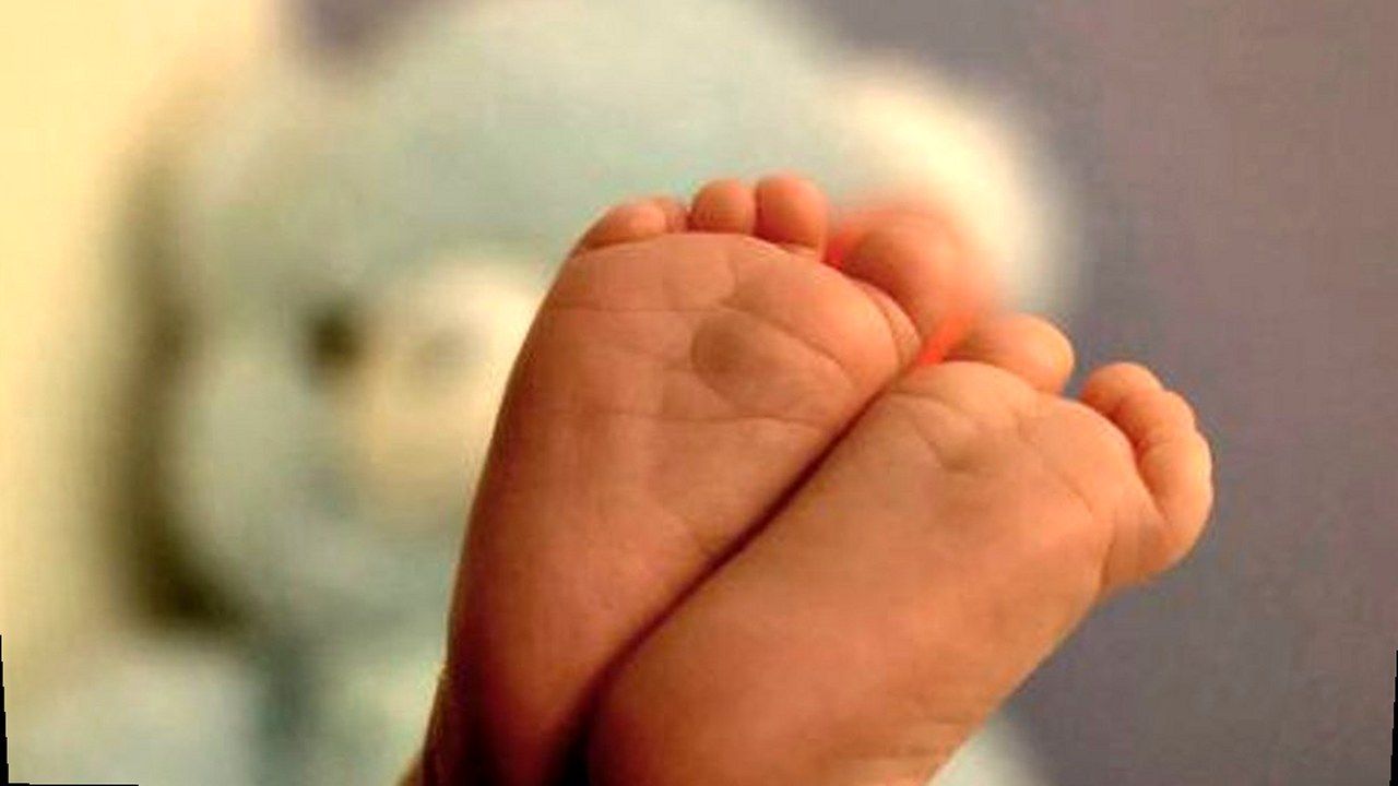 Neonato, piedini — inquadratura ricostruita da fonte PisaToday