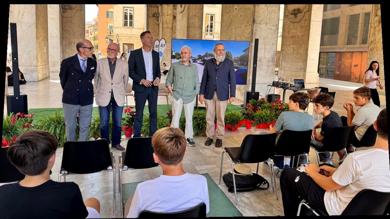 Sindaco Conti e autorità alle Logge di Banchi per la Settimana europea della mobilità, inquadratura ricostruita