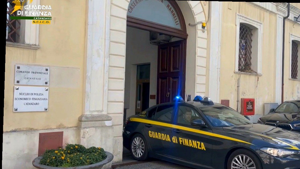Auto della Guardia di Finanza nell’operazione di sequestri che coinvolge anche la provincia di Pisa
