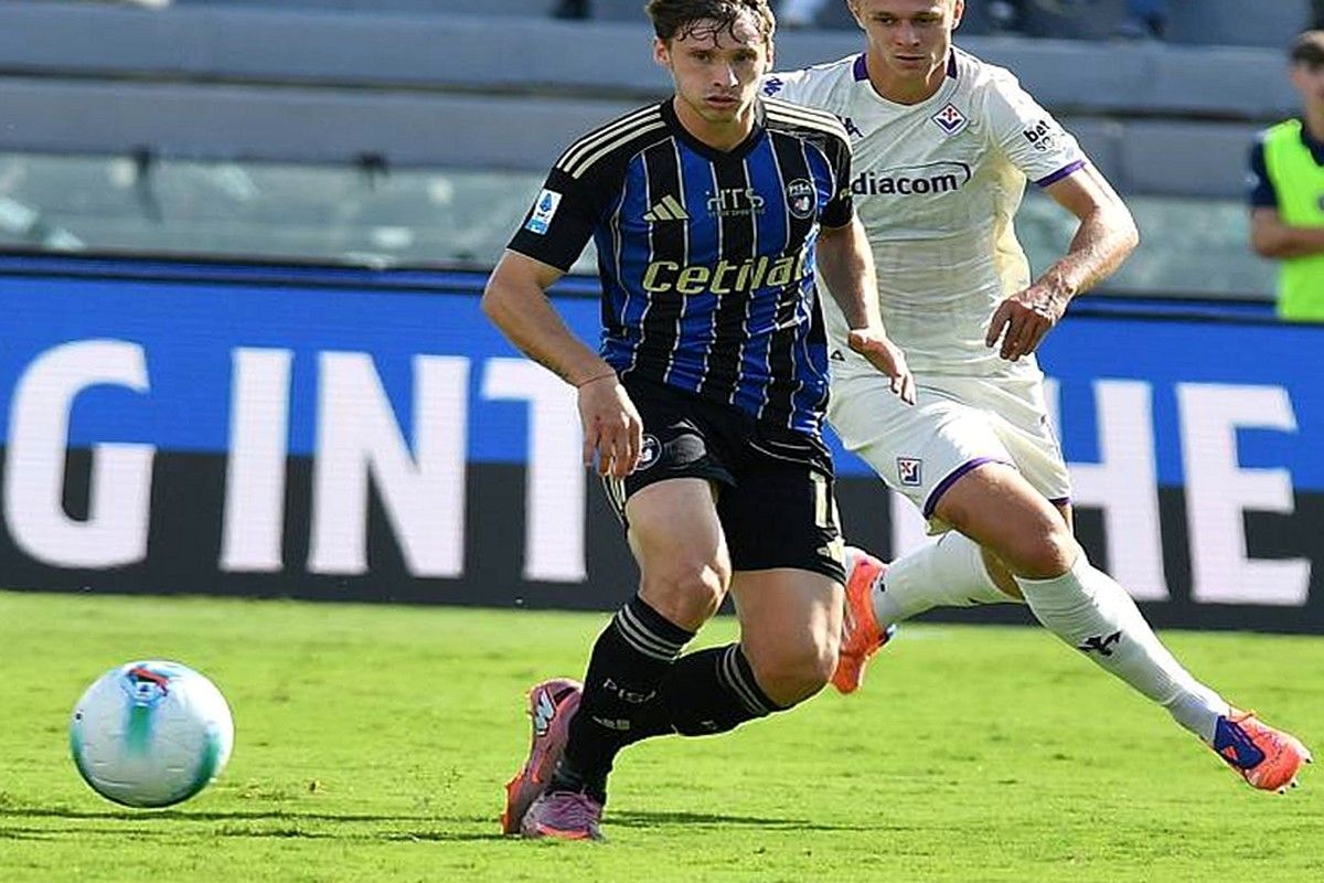Calciatore Pisa in azione contro Fiorentina