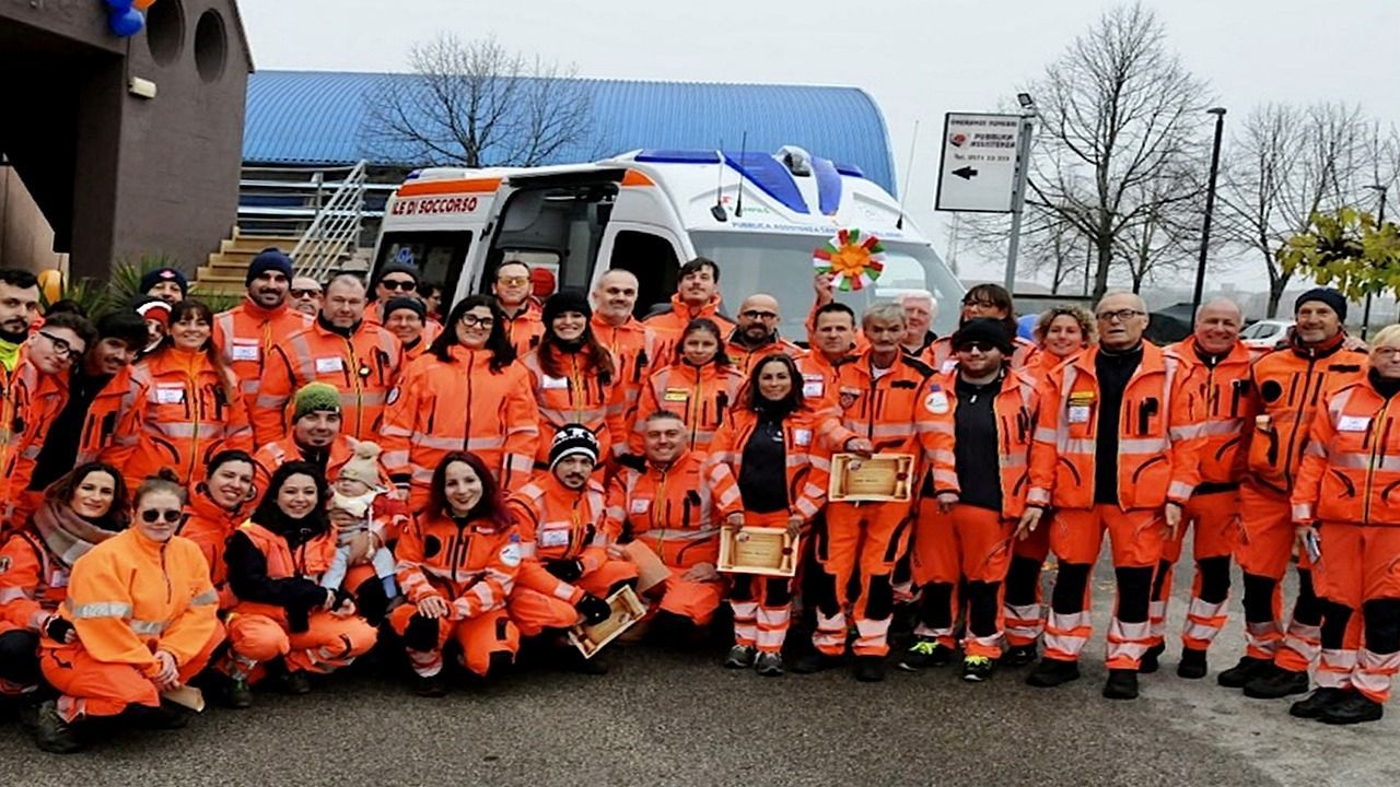 Volontari della Pubblica Assistenza di Santa Croce sull Arno con mezzo di soccorso