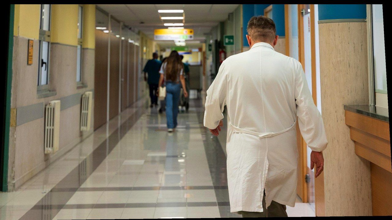 Medico in corsia all’ospedale di Cisanello (foto fonte, nuova angolazione)