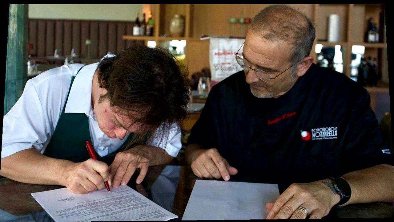 Leonardo Bettini e Giuseppe D’Auria alla firma del contratto (foto fonte, nuova angolazione)