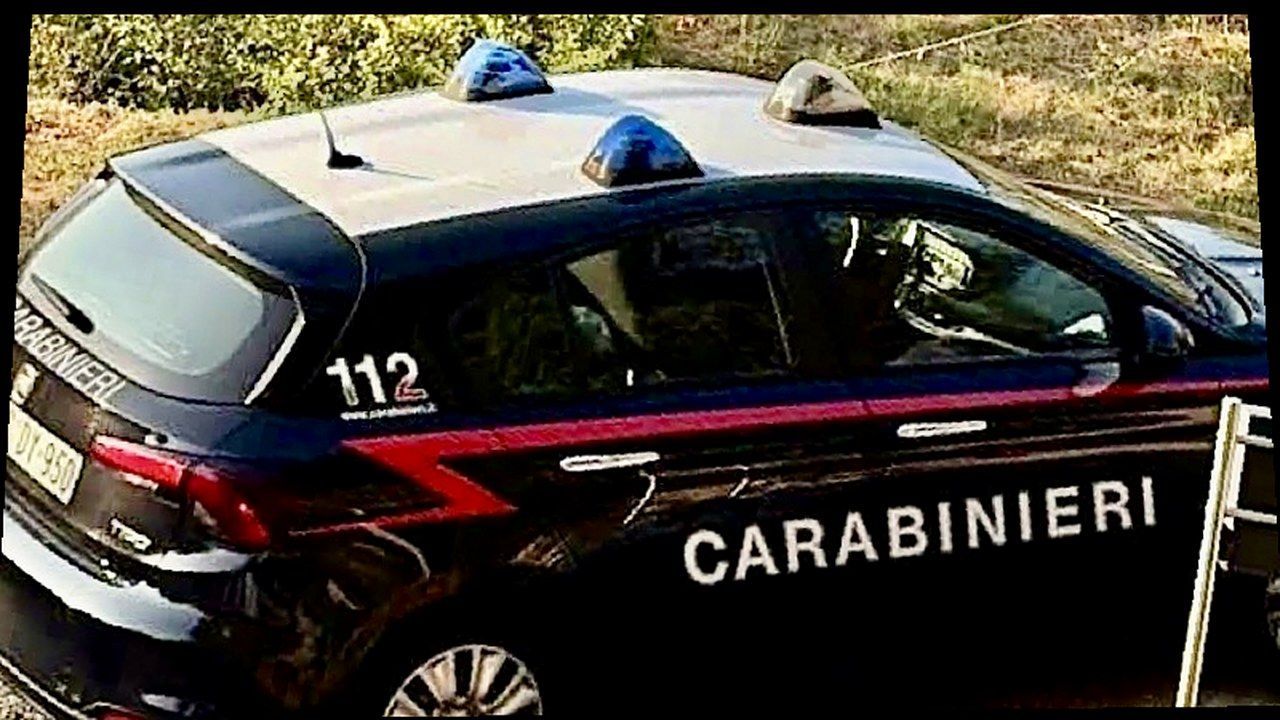 Auto dei Carabinieri (foto fonte, nuova angolazione — nessun volto alterato)