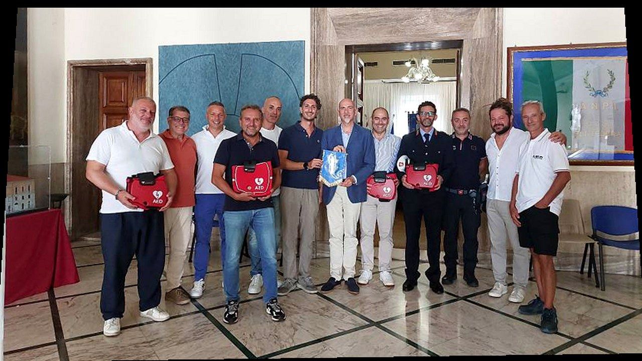 Consegna dei quattro DAE a Pontedera (stessi soggetti, nuova angolazione)