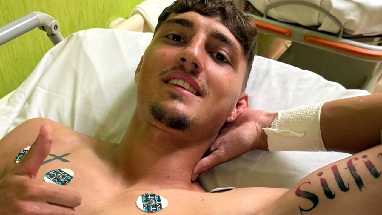 Rosen Bozhinov in ospedale col pollice alzato (foto social Pisa SC, inquadratura ricostruita)