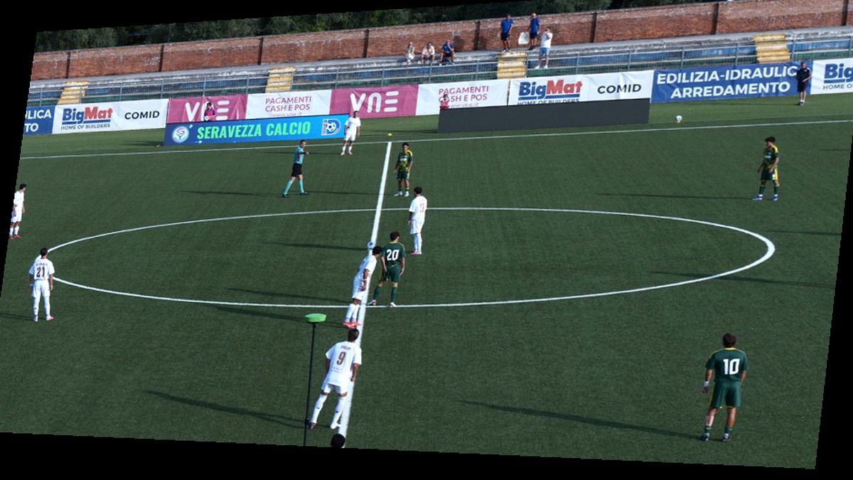 Partita di calcio in Serie D: calcio d’inizio, inquadratura diversa dalla fonte