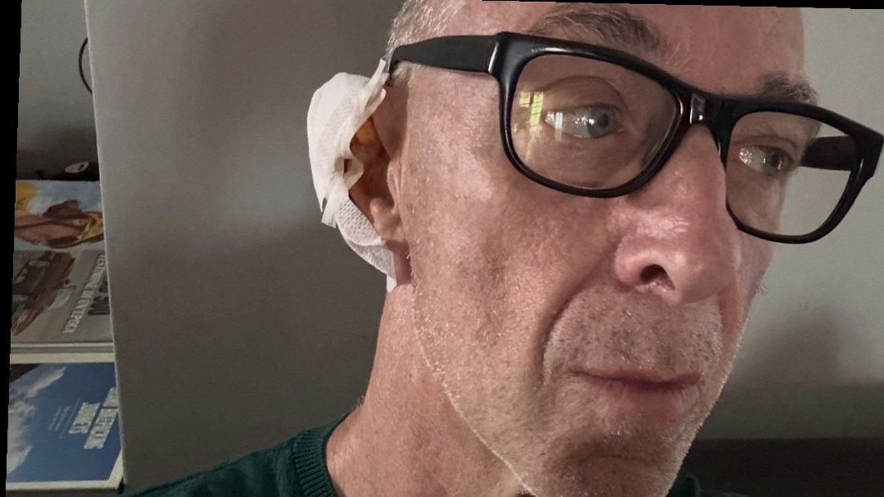 Linus di Radio Deejay con la fasciatura all'orecchio dopo l'intervento per epitelioma