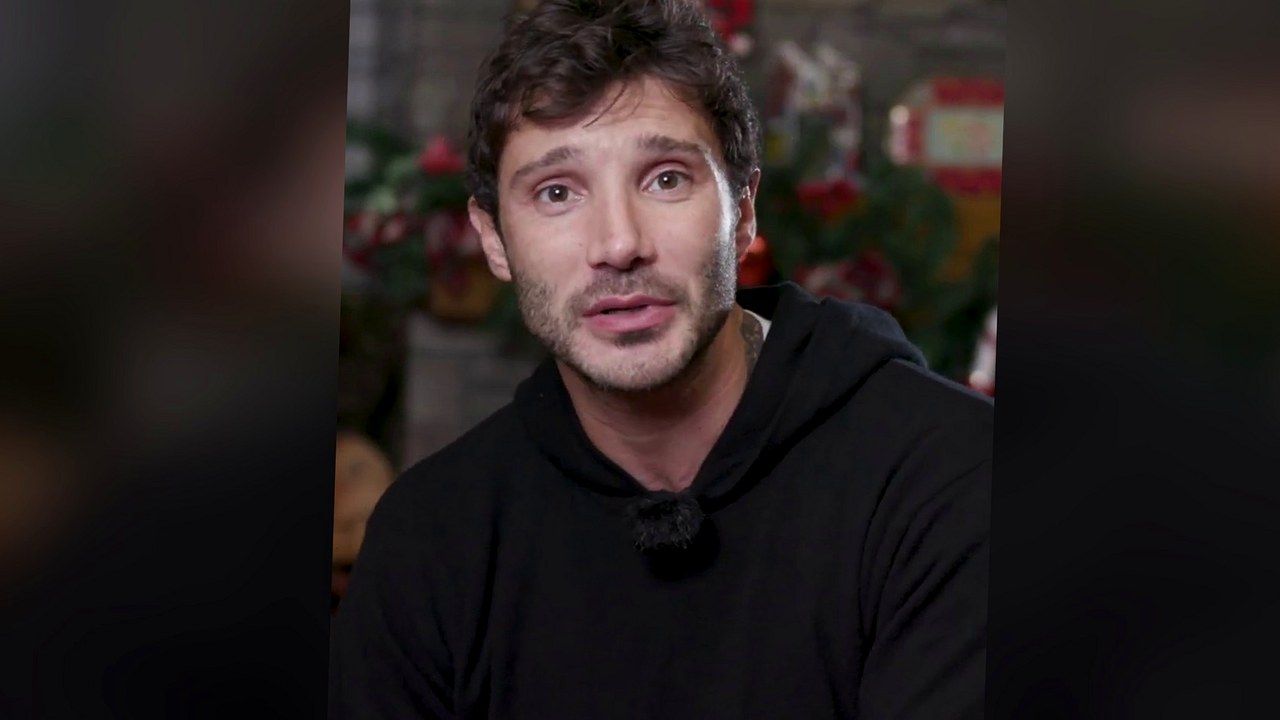 Stefano De Martino in felpa nera durante un'intervista video