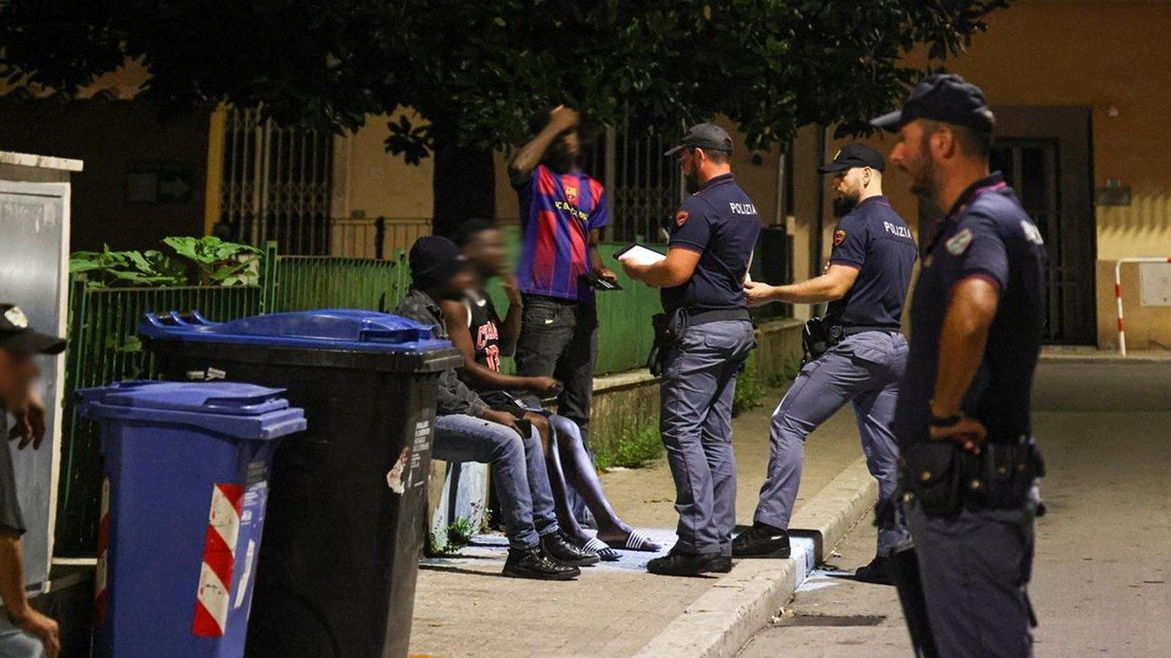 Agenti di polizia durante un controllo serale in strada, immagine di repertorio