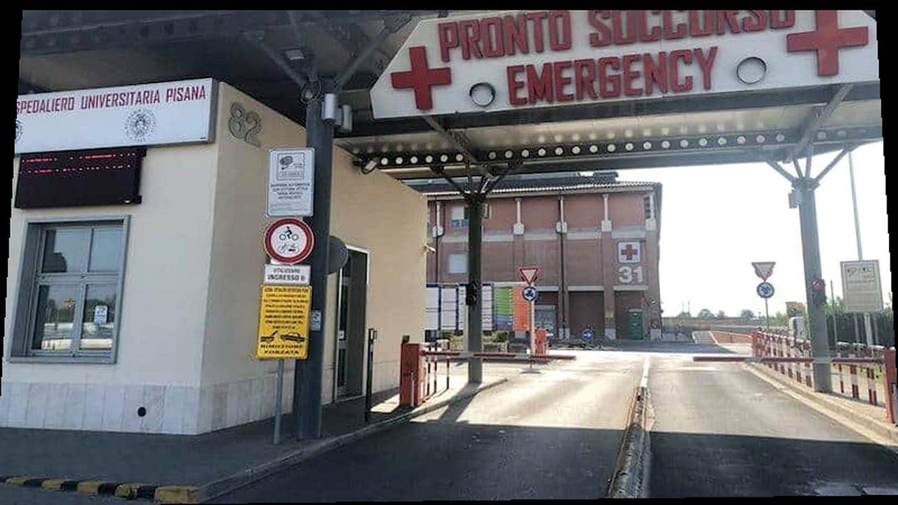 Ingresso del Pronto Soccorso dell'ospedale di Cisanello a Pisa, dove è stato trasferito il 17enne di Pontedera