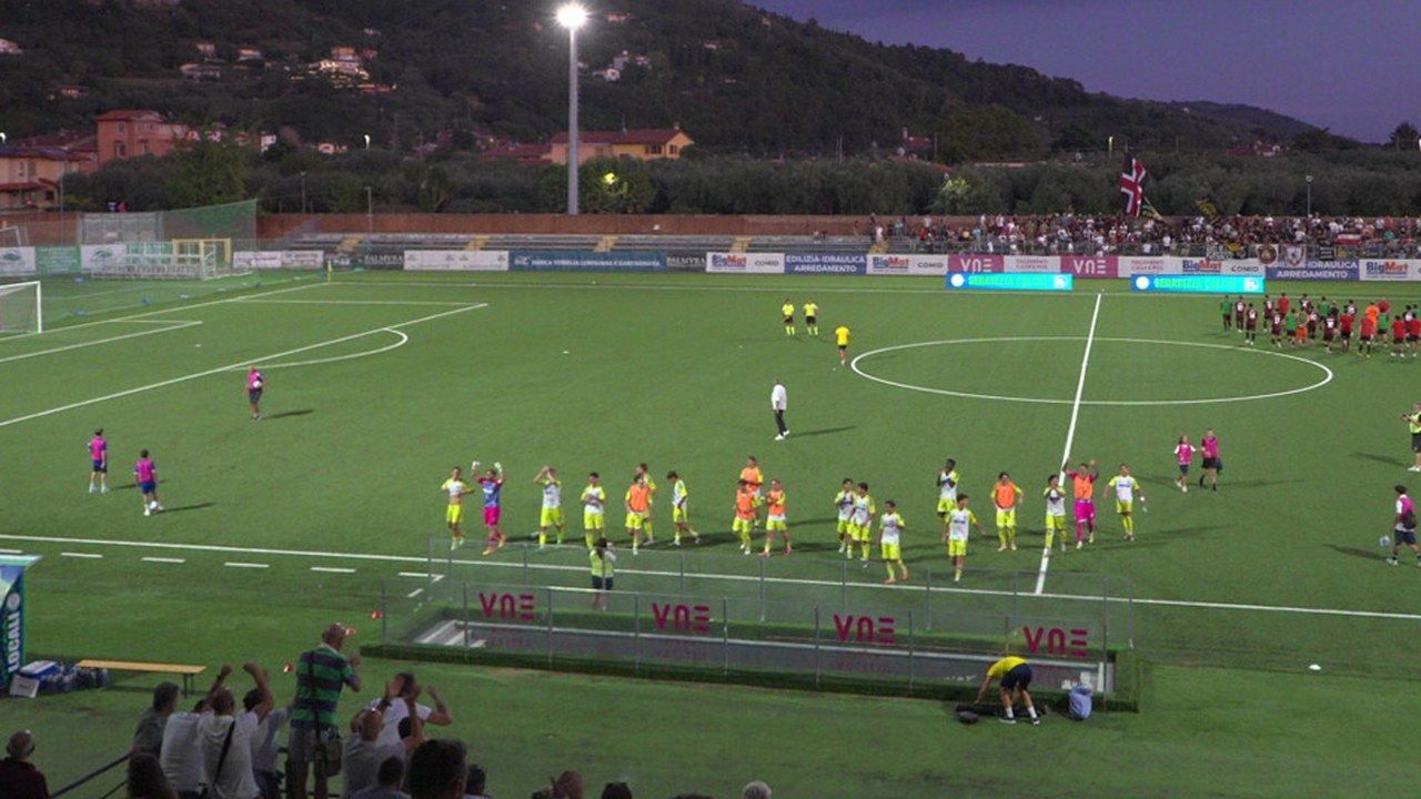 Lo stadio Buon Riposo di Seravezza, dove mercoledì 7 ottobre il Seravezza Pozzi ospita la Lucchese in Coppa Italia Serie D