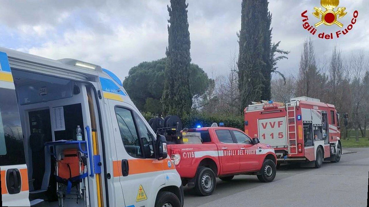 Ambulanza e mezzi dei Vigili del fuoco in un intervento di soccorso: immagine di repertorio per l'incidente di Arena Metato a San Giuliano Terme