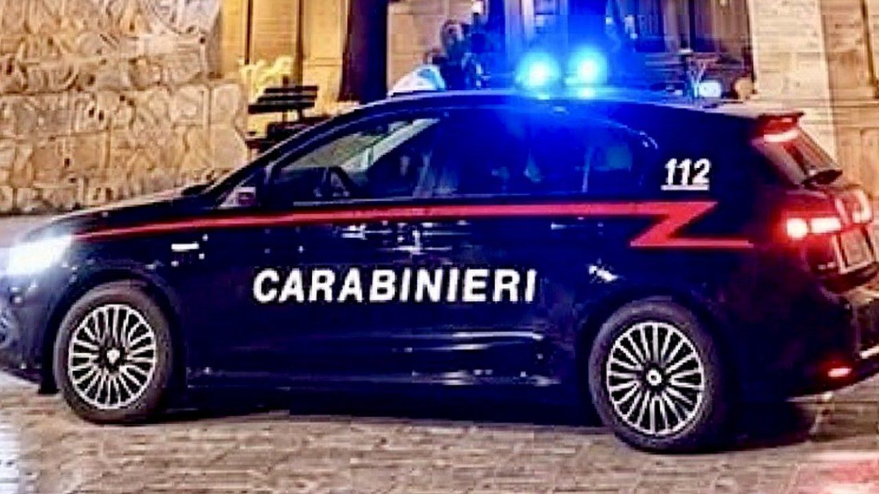 Un'auto dei Carabinieri con i lampeggianti accesi in centro: immagine di repertorio per l'arresto per spaccio in piazza Dante a Pisa