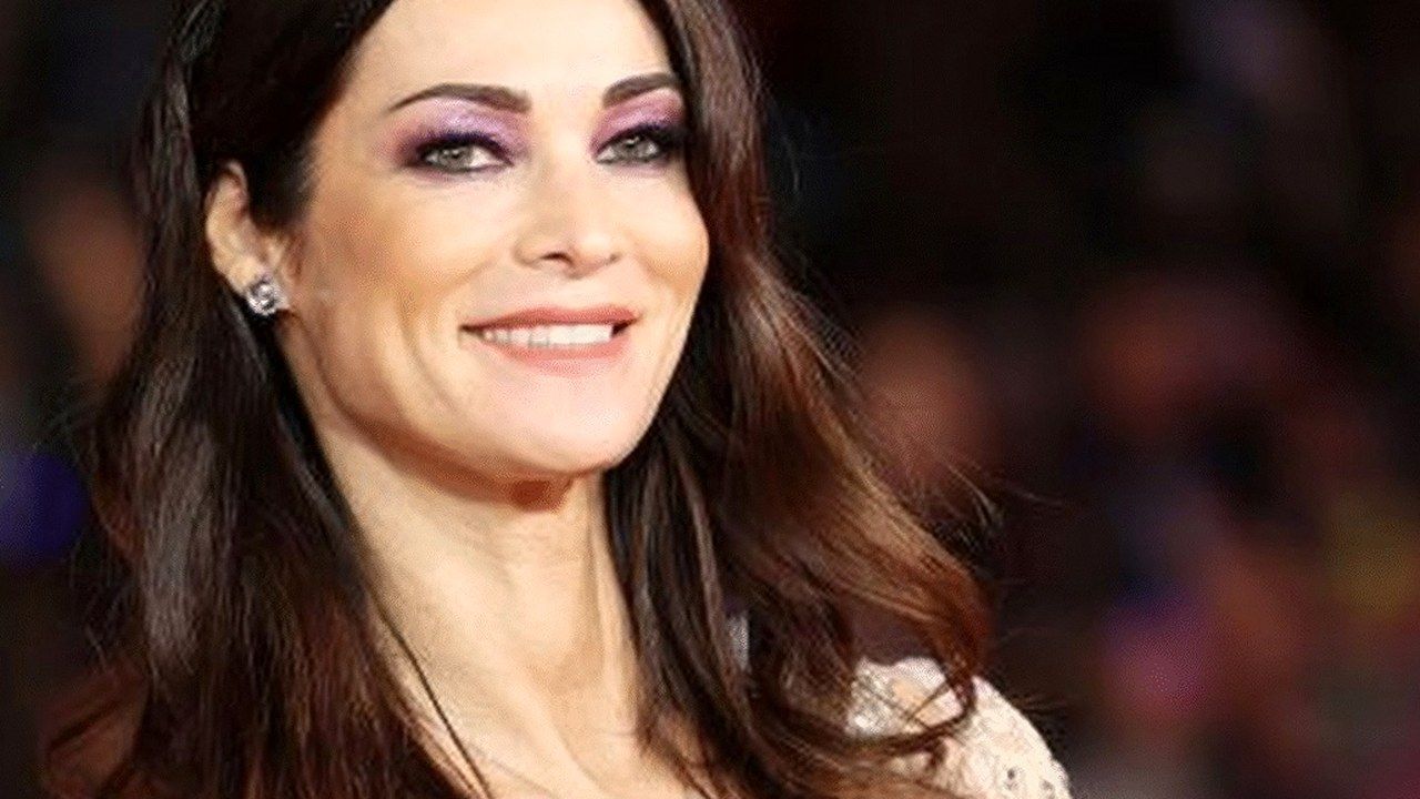 Manuela Arcuri sorridente sul red carpet, primo piano