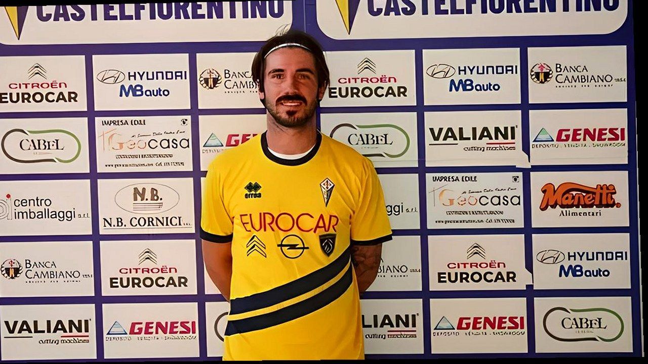 Mattia Giani con la maglia gialla del Castelfiorentino davanti al pannello degli sponsor