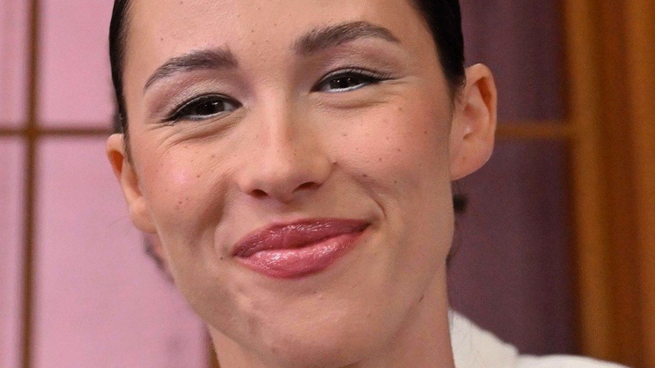 Aurora Ramazzotti sorridente in primo piano in studio tv