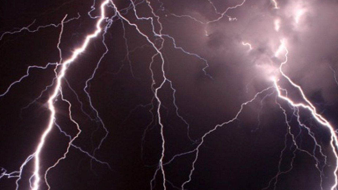 Fulmini nel cielo durante un temporale: allerta gialla a Viareggio per mercoledì 7 ottobre