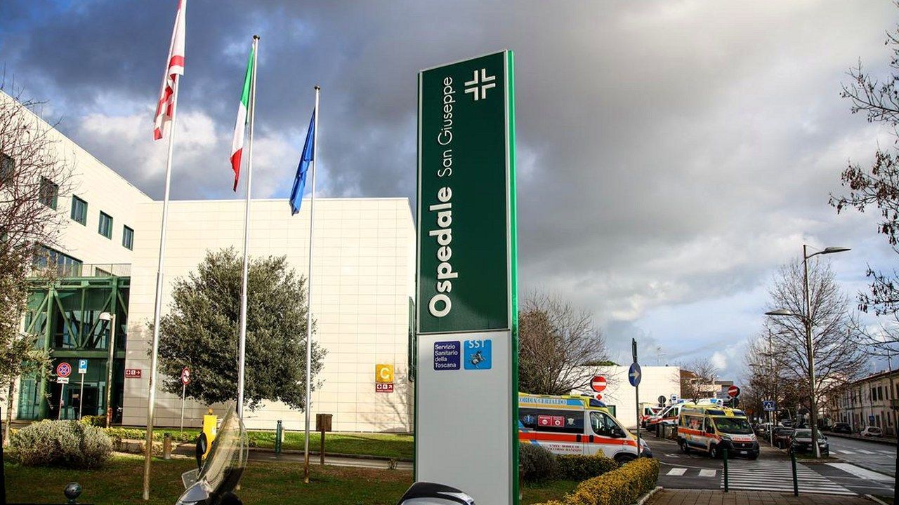 L'ingresso dell'ospedale San Giuseppe di Empoli con il totem verde e le ambulanze davanti al pronto soccorso