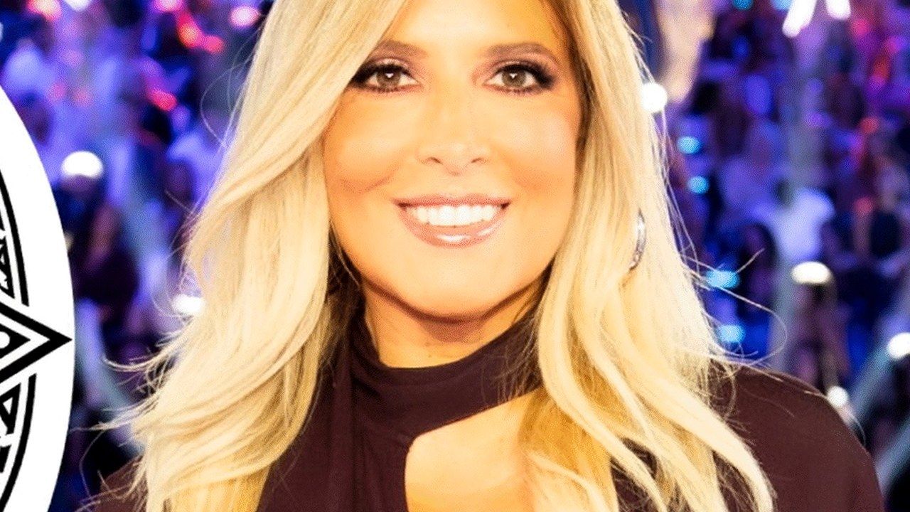 Selvaggia Lucarelli, conduttrice de L'Isola dei Famosi, sorridente in studio