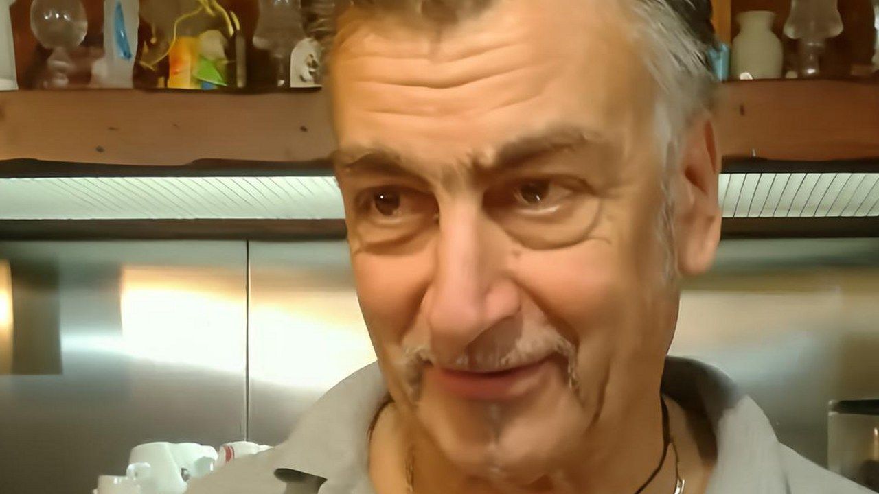 Lamberto Giambastiani, titolare del ristorante Corno Rosso di San Gennaro, ripreso nel suo locale