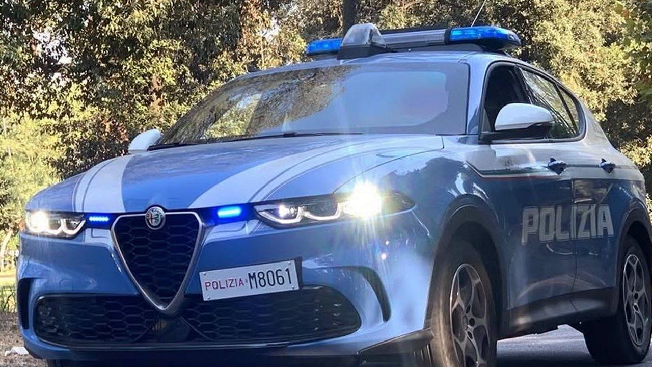 Un'auto della Polizia di Stato in servizio di controllo a Viareggio