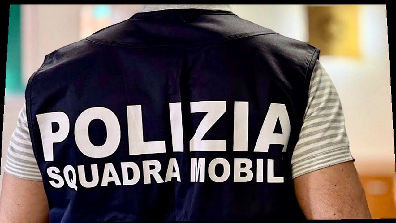 Bientina, un agente della Squadra Mobile della Polizia di Stato ripreso di spalle con il gilet d'ordinanza