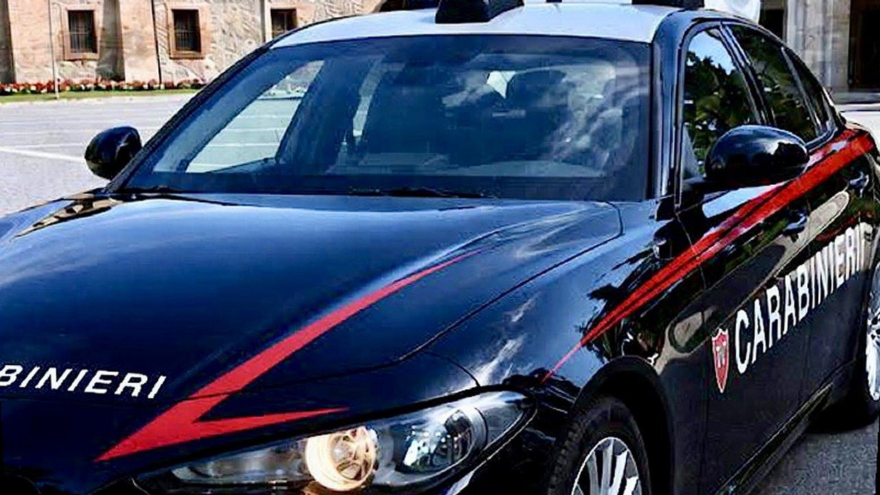 Vecchiano, un'auto dei Carabinieri con la livrea d'ordinanza durante un servizio di controllo