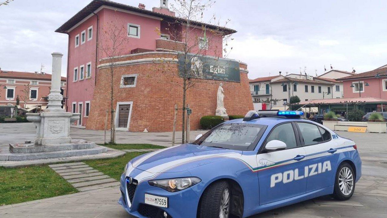 Forte dei Marmi, auto della Polizia di Stato in piazza davanti al Fortino