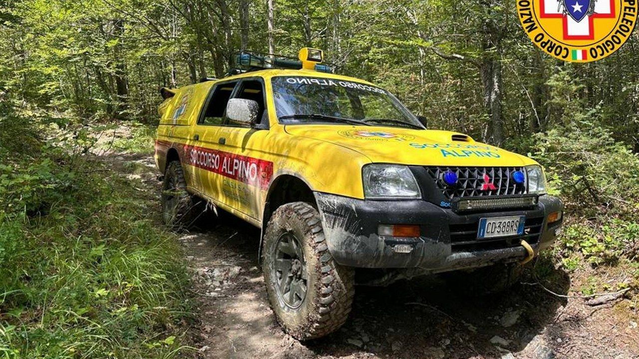 Seravezza, fuoristrada del Soccorso Alpino su una pista sterrata nel bosco