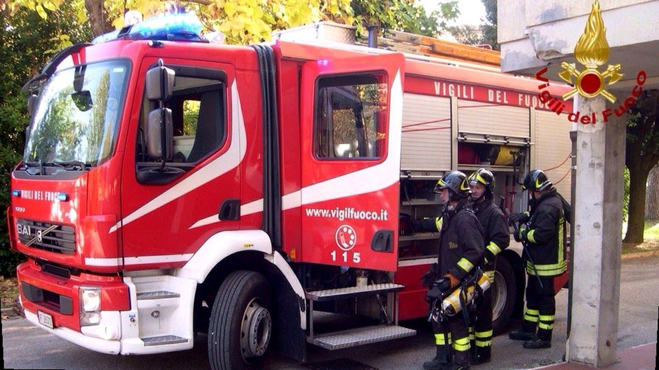 San Miniato, una squadra dei vigili del fuoco con l'autopompa durante un intervento (foto d'archivio)