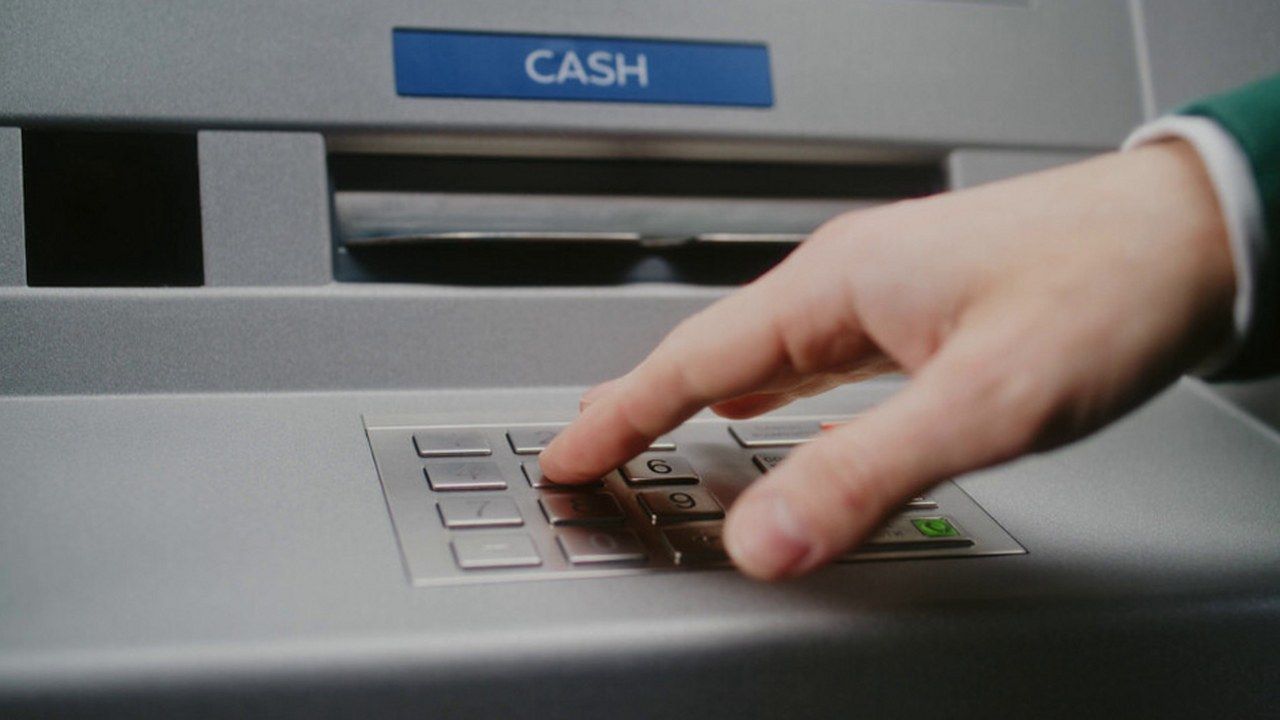 Lucca, la tastiera di uno sportello bancomat: la Questura mette in guardia dalle truffe dei finti poliziotti