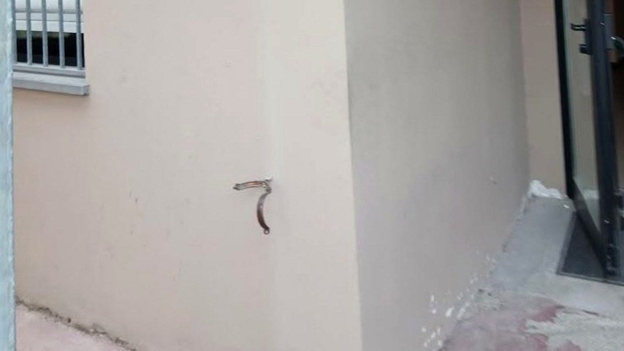 San Miniato Basso, la parete della sede della Misericordia dopo il furto delle grondaie in rame: resta solo il supporto metallico