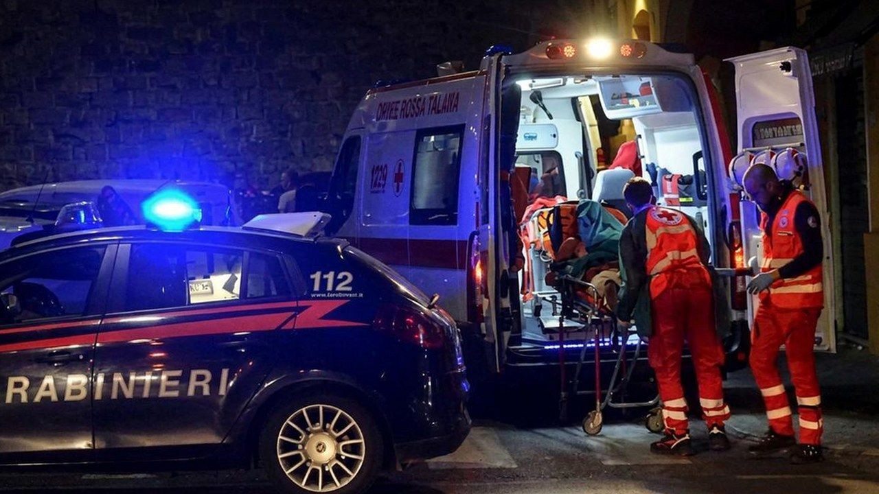 Lucca, Mutigliano: auto dei carabinieri e ambulanza del 118 in un intervento notturno, immagine di repertorio