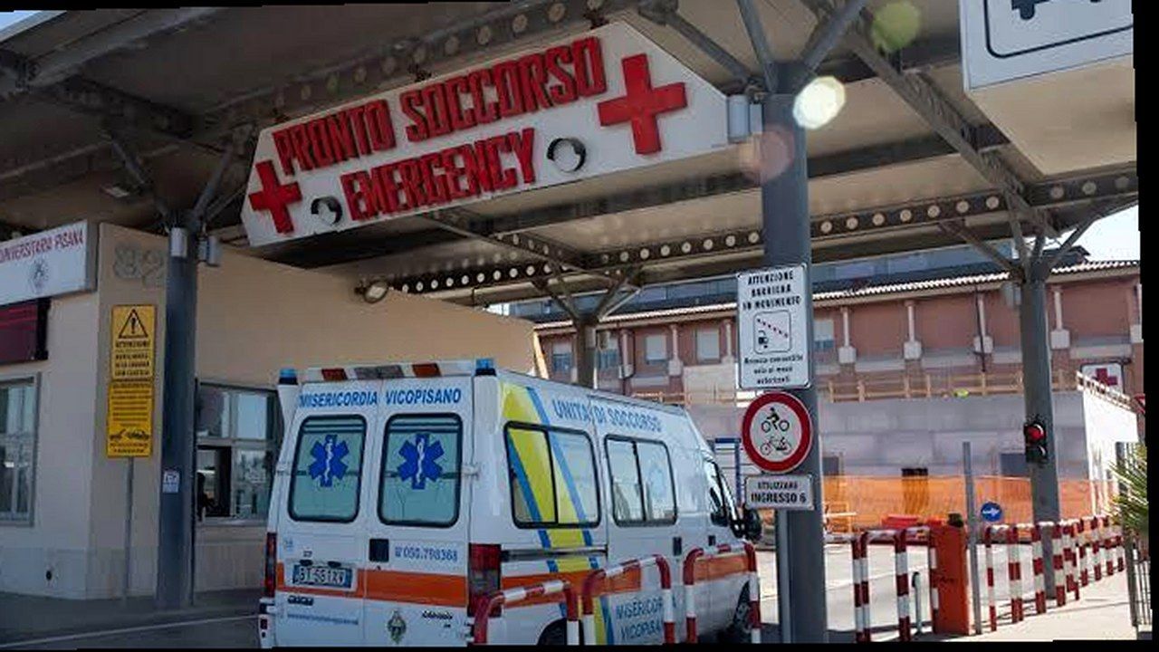 Pisa, l'ingresso del pronto soccorso dell'ospedale di Cisanello con un'ambulanza in sosta