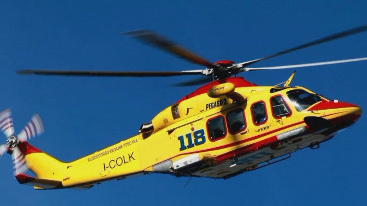 L'elisoccorso Pegaso del 118 della Regione Toscana in volo, lo stesso mezzo che ha trasportato il 51enne a Careggi
