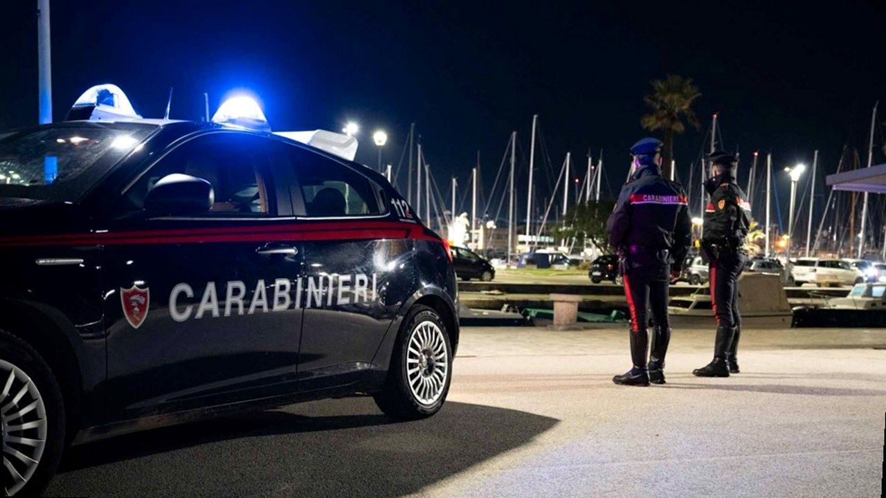 Intervento di soccorso dei Carabinieri in mare a Viareggio presso il Faro del Muraglione