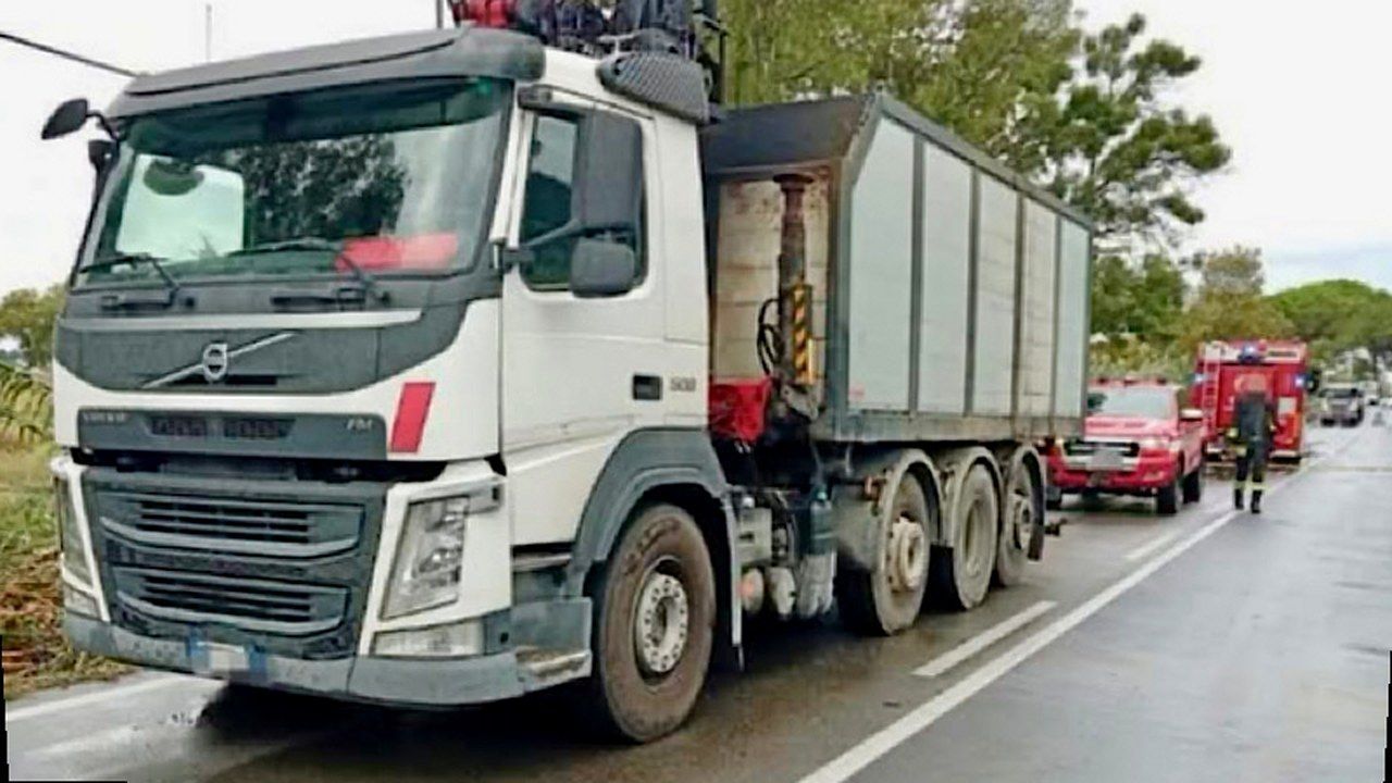 Il camion con la gru danneggiata dall'incendio in via delle Sorgenti a San Giuliano Terme, con i vigili del fuoco sul posto