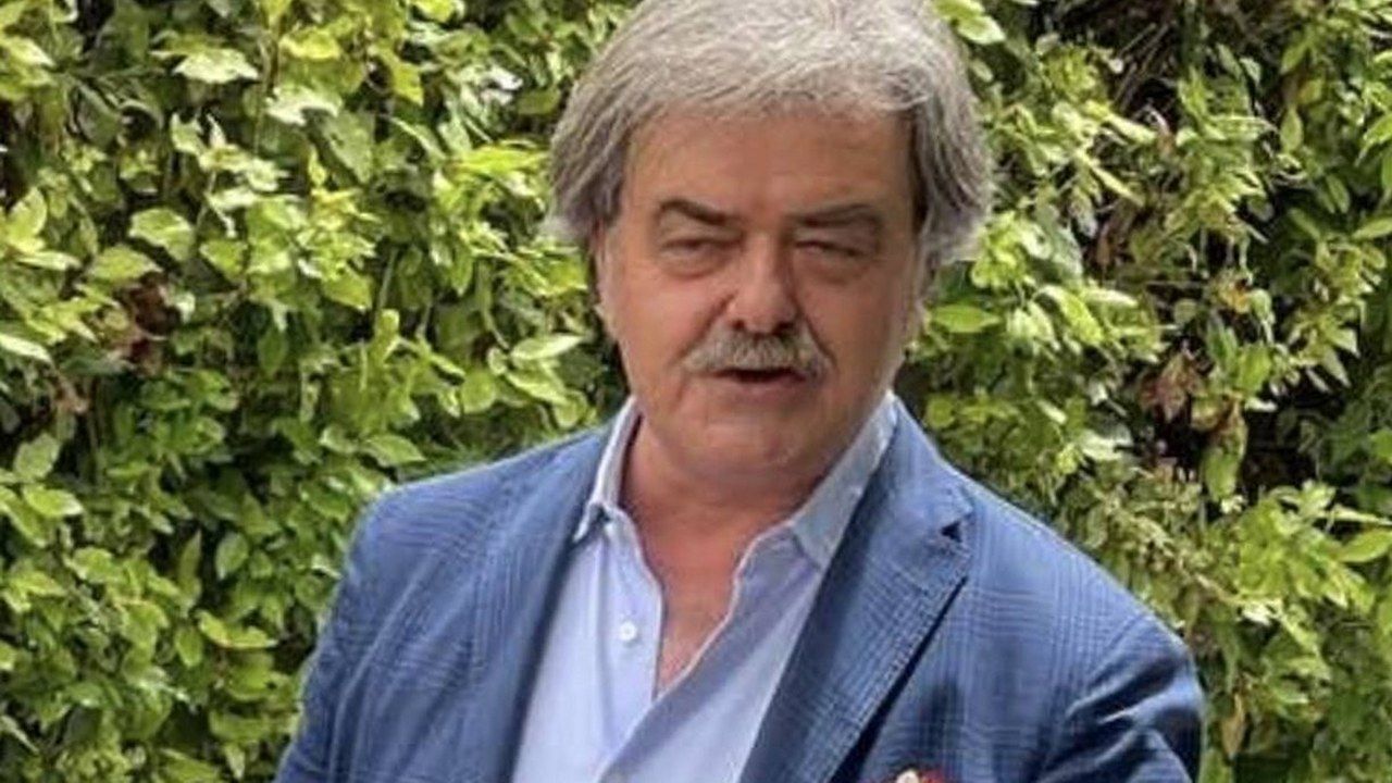 Il consigliere comunale d'opposizione Maurizio Marchetti, ritratto all'aperto davanti a una siepe verde